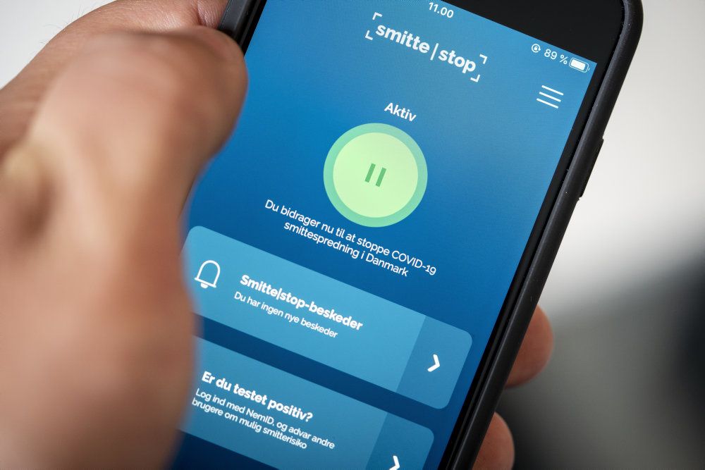 Den danske sporingsapp "Smittestop" vil inden for få måneder kunne arbejde sammen med nogle andre landes sporingsapps. "Smittestop" har en decentral løsning, hvor data kun lagres på brugerens egen telefon. (Arkivfoto)