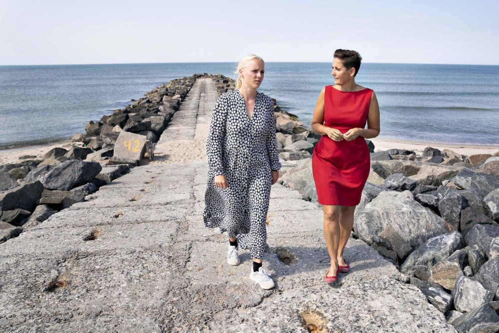 Pressemødet i forbindelse med SF's årlige sommergruppemøde med formand Pia Olsen Dyhr , jordforureningsordfører Signe Munk og gruppeformand Jørgen Mark og foregik på stranden ved giftdepotet tæt på høfte 42.