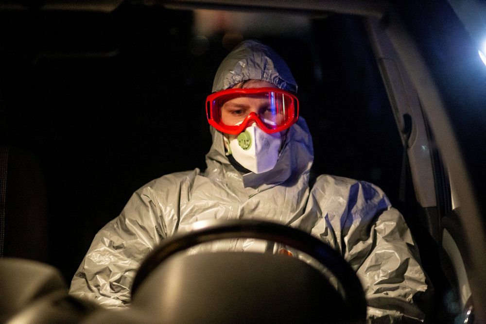 En ansat holder et hvil ved grænsen mellem Polen og Litauen. Udenrigsministeriets Borgerservice fraråder ikke-nødvendige rejser til sidstnævnt land. (Arkivfoto)