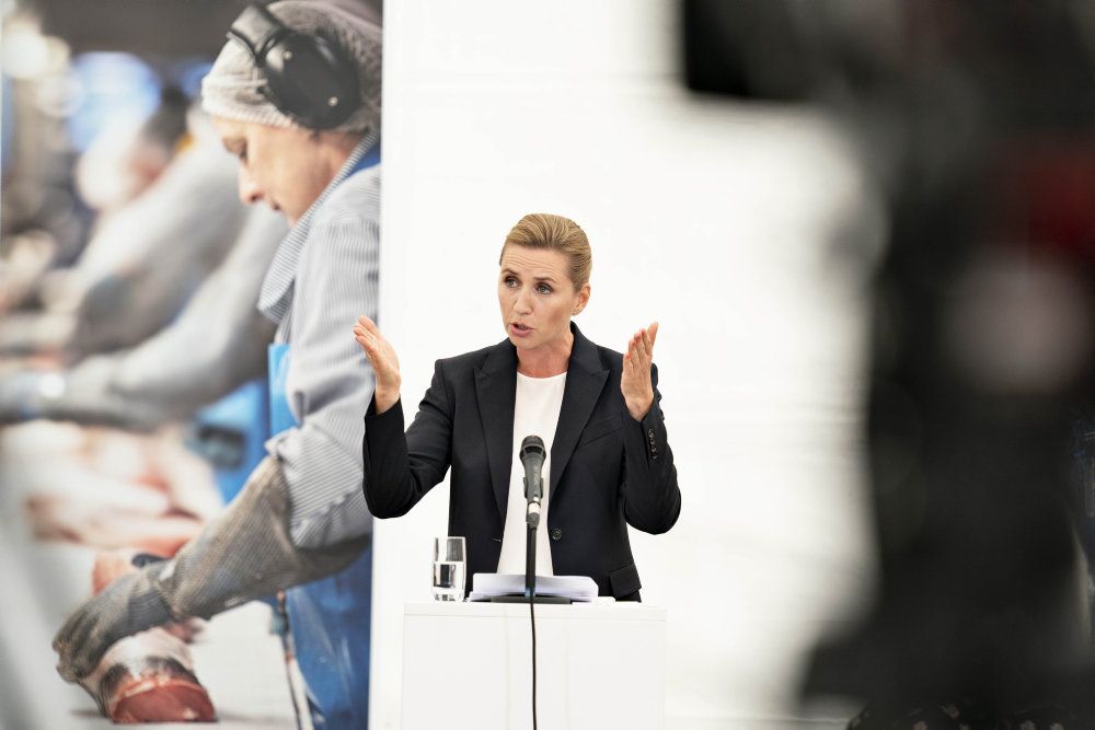 - Det har skabt stor uretfærdighed på vores arbejdsmarked, og vi løfter nu det ansvar, der skal løftes for at rette op på den uretfærdighed, siger statsminister Mette Frederiksen om forringelsen af efterlønnen.