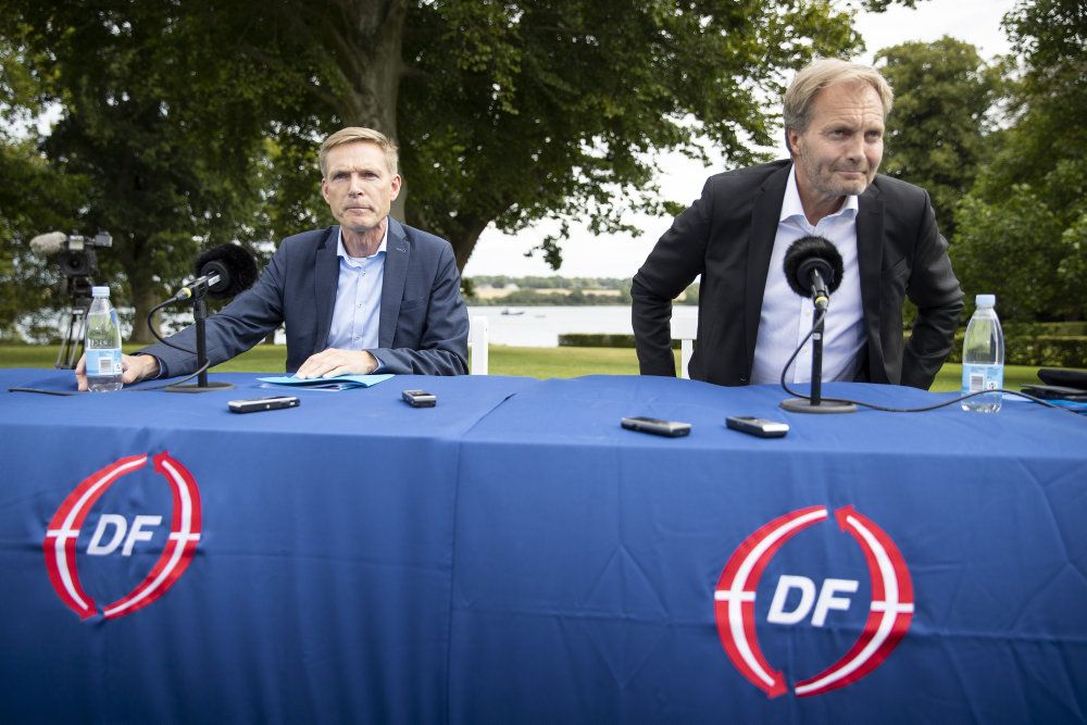 Hele Dansk Folkepartis bestyrelse i Herlev Kommune har trukket sig på grund af utilfredshed med ledelsen på Christiansborg. Det er ikke første gang, at byrådsmedlemmer har trukket sig med den begrundelse. På et pressemøde i forbindelse med partiets sommergruppemøde måtte partiformand Kristian Thulesen Dahl og gruppeformand Peter Skaarup for to uger siden svare på spørgsmål om baglandets kritik af ledelsen.