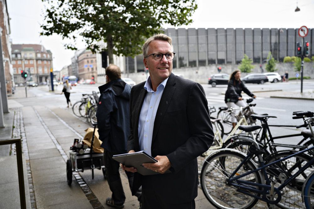 Skatteminister Morten Bødskov (S) har overtaget opgaven med at kontrollere anmodninger om refusion af udbytteskat. Det tager tid, og det koster renter.