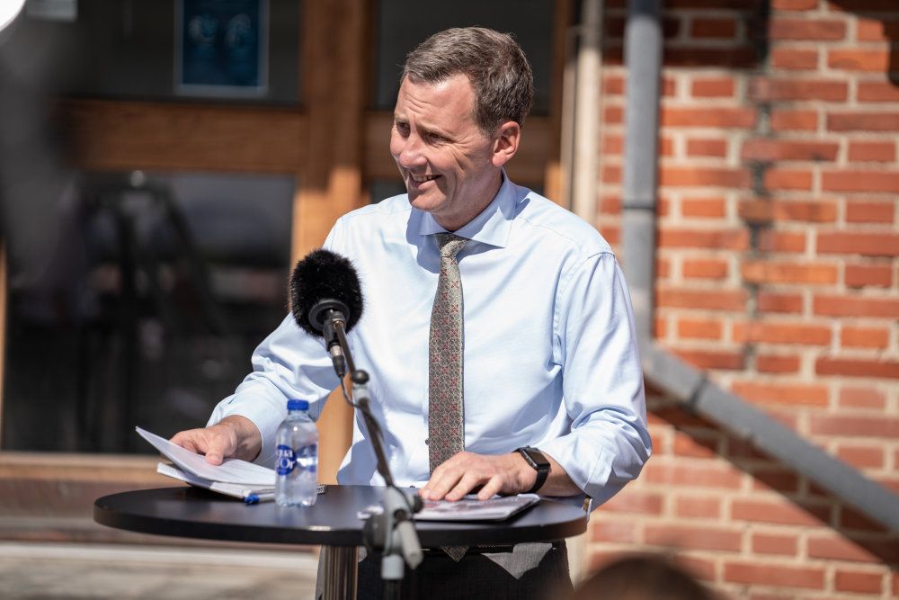 Justitsminister Nick Hækkerup (S) siger på et pressemøde, at politiet skal tættere på borgerne. Derfor vil regeringen blandt andet åbne 20 nye nærpolitienheder (arkivfoto).