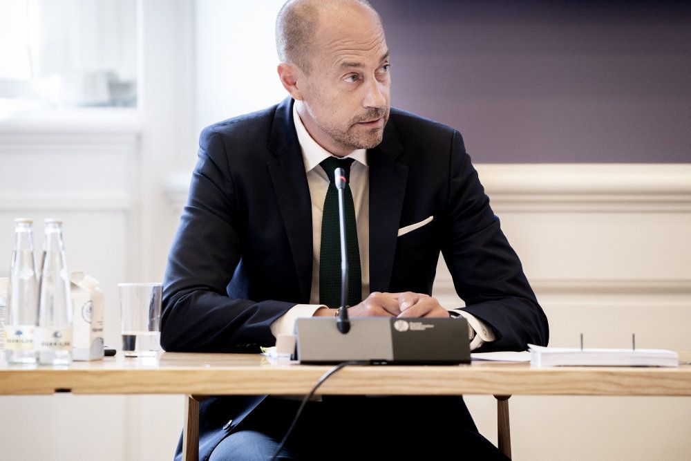 Sundheds- og ældreminister Magnus Heunicke (S), der fanget under et samråd om værnemidler under corona, roser danskerne for at følge myndighedernes retningslinjer. Det gør han efter, at det såkaldte kontakttal nu igen er kravlet under én.