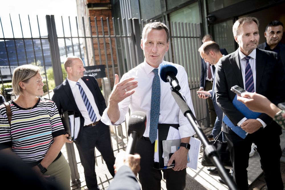 Justitsminister Nick Hækkerup (S) byder partierne velkommen til forhandlinger om ny politireform, i Justitsministeriet tirsdag. (Arkivfoto).