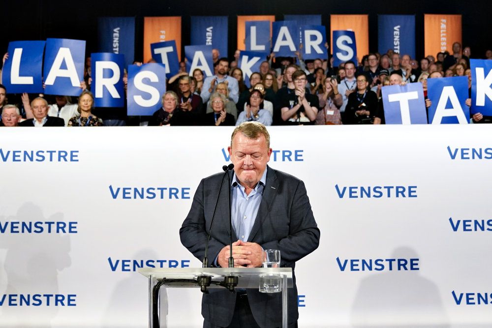 - Tak for alt til de fleste. tak til alle for det meste, sagde Lars Løkke Rasmussen (V), da han officielt takkede af som formand i Venstre efter at være blevet presset ud. I ny bog siger han, at et samarbejde hen over midten i dansk politik er afgørende, hvis Venstre skal tilbage i Statsministeriet. (Arkivfoto)