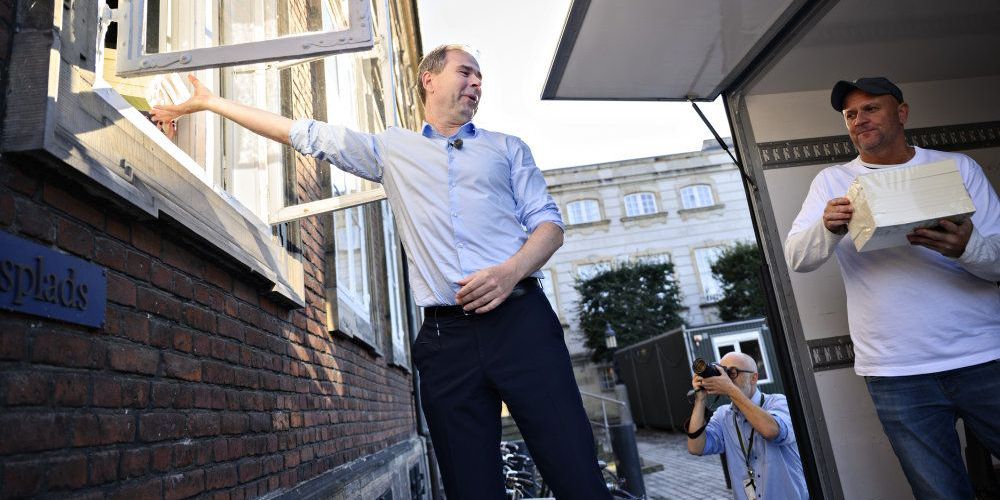 Finansminister Nicolai Wammen (S) bærer søndag aften eksemplarer af regeringens forslag til en finanslov ind i Finansministeriet. Han præsenterer mandag finanslovsforslaget.