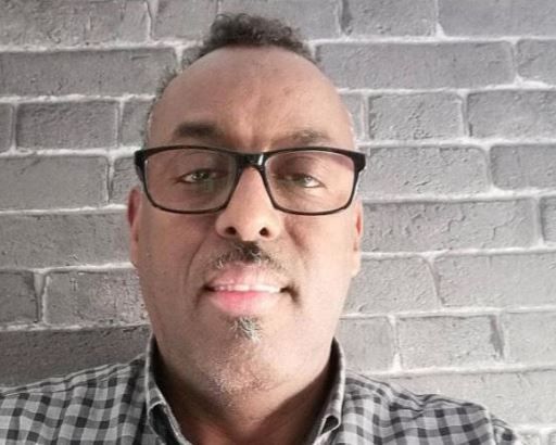 Abdirahman M. Iidle, talsmand for AarhuSomali, vurderer, at somaliere er ekstra udsat for coronasmitte på grund af job, og at de ofte bor mange mennesker sammen.