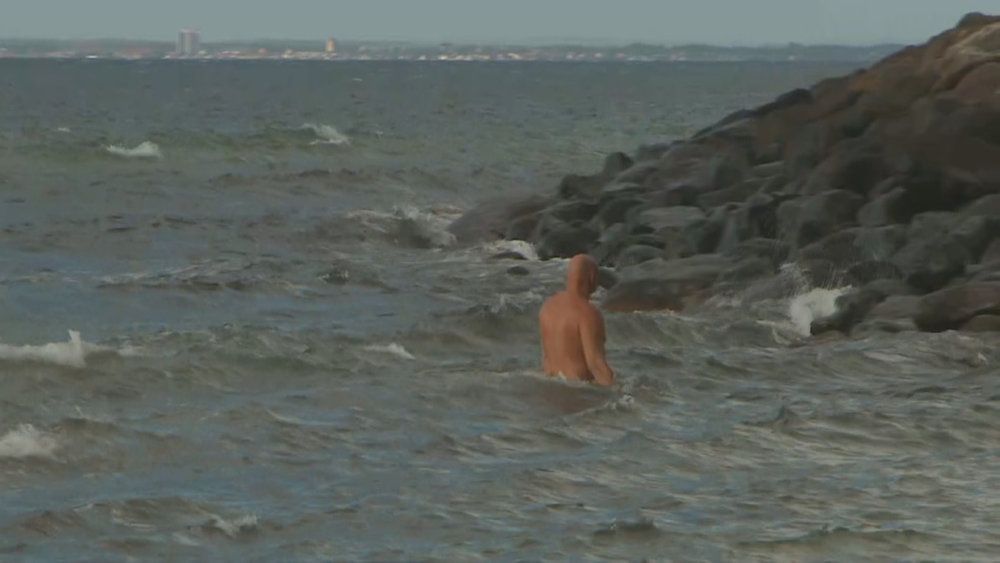Udlægning af sten skal få badegæster til at søge væk fra livsfarlige badesteder som eksempelvis ved siden af moler.