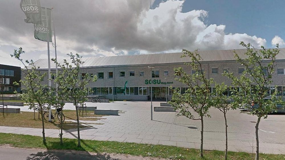 De tre elever går på SOSU Østjylland i Aarhus.