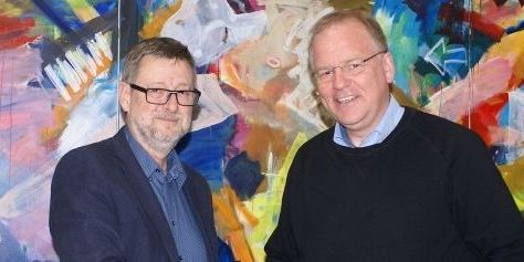 Claus Steen Madsen (t.v.), kommuneldirektør i Odsherred Kommune, har på kommunens vegne indgået aftale om mere medbestemmelse blandt administrationens ansatte. Her ses han ved en tidligere lejlighed med borgmester Thomas Adelskov (S).