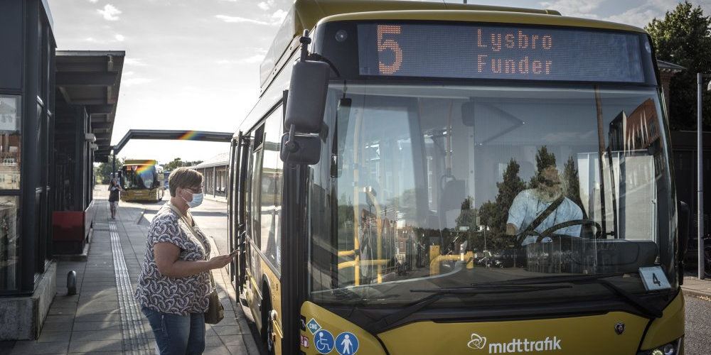 I seks af landets kommuner er der krav om at bære mundbind i den kollektive trafik. (Arkiv) -