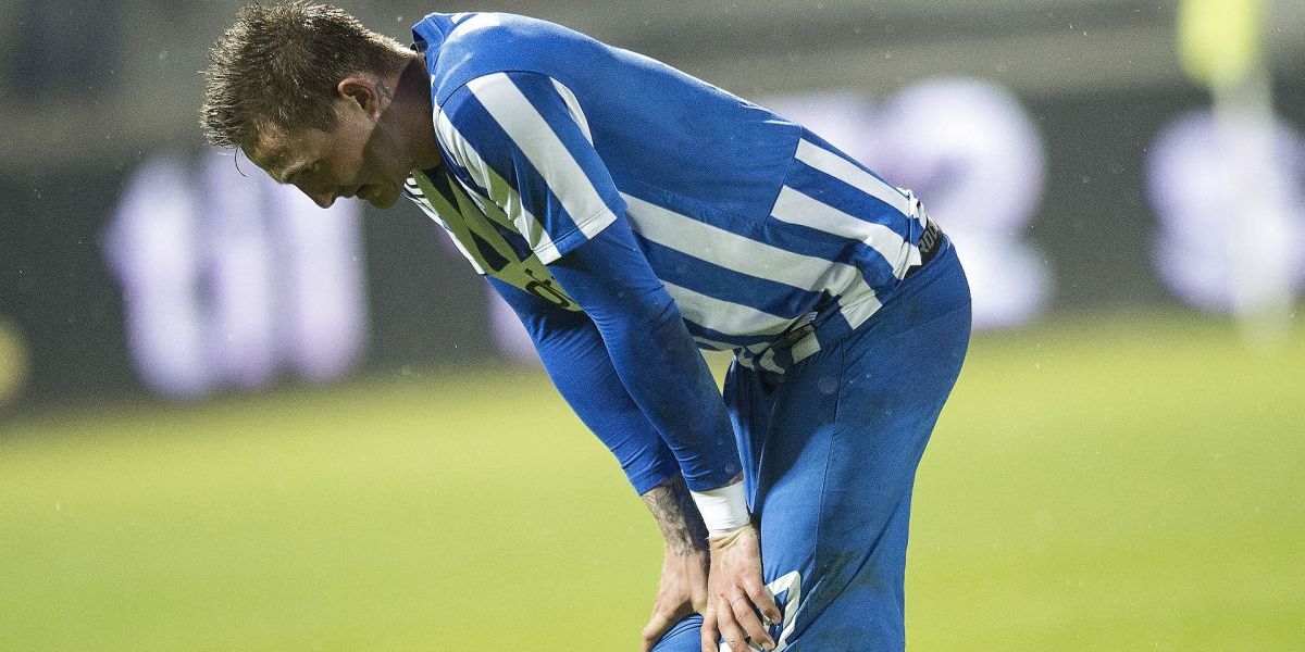 Spillerne i den nu forhenværende superligaklub Esbjerg fB må bøje sig og tage en tur ned i den næstbedste række. Til gengæld kan de glæde sig over en kommunal aftale, der sikrer billigere stadionleje det kommende år. (Arkiv)