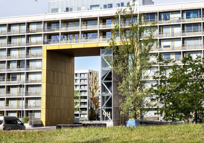 Boligområdet Gellerup i Aarhus får i de her dage besøg af en mobil testenhed, der skal teste personer for covid-19.