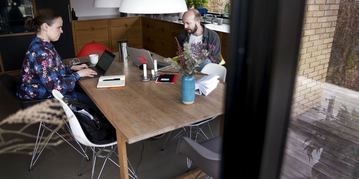 Djøf og Dansk Industri støtter flere partiers ønske om at genindføre mere hjemmearbejde. (Arkiv)
