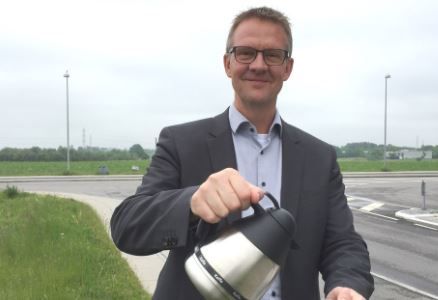 Normalt giver Egedals borgmester Karsten Søndergaard (V) gerne en kop kaffe for at komme i dialog med vælgerne. I dag er det i stedet is ved badesøen Buresø.
