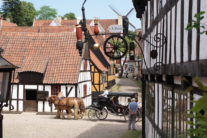 Den Gamle By i Aarhus har også fået støtte fra puljen, og ældre fra Bov kan nu se frem til et besøg i de hyggelige omgivelser.