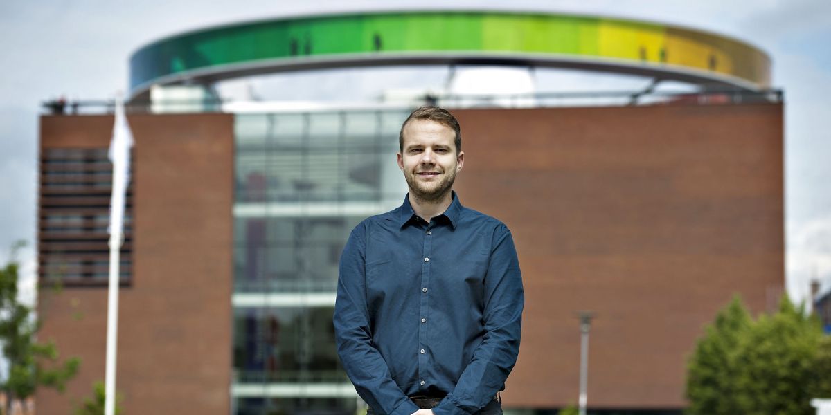 Thomas Medom, rådmand for Børn og Unge i Aarhus Kommune, mener, at fratagelse af børnechecken som straf for ulovligt fravær i skolen, rammer skævt for mål. (Arkiv)