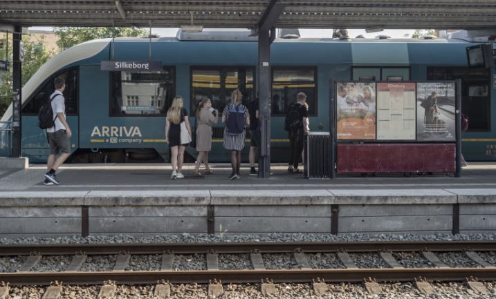 Fremover skal man bære et mundbind, når man skal rejse med offentlig transport i blandt andet Silkeborg Kommune. Sådanne lokale tiltag virker fornuftige, vurderer ekspert.