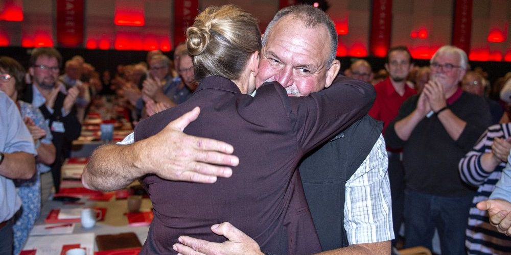 Socialdemokratiets formand, statsminister Mette Frederiksen, hilser på Arne efter sin tale under Socialdemokratiets kongres i Aalborg Kongres og Kulturcenter i september sidste år. Han er blevet billedet på Socialdemokratiets forslag om en ret til tidligere pension for arbejdsmarkedets nedslidte.