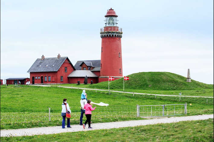Bovbjerg Fyr inviterer i sommerferieperioden til fællesspisning i et stort telt, som er sat op ved siden af det vestjyske udflugtsmål, der ligger på kanten af Bovbjerg Klint ved Ferring.