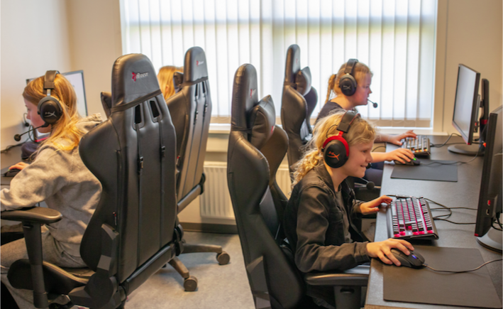 Foto fra rapporten: Fra professionel esport og soveværelseskultur til foreningsidræt - Børn og unges perspektiver på esport i DGI's idrætsforeninger.