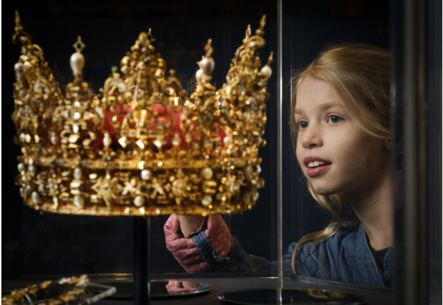 Denne sommer har børnefamilier gå i fodsporet på Christian 4. og til sidst fik de hans dyrebare krone at se på tætteste hold. Det sidste bliver måske også muligt på Koldinghus efter årsskiftet!