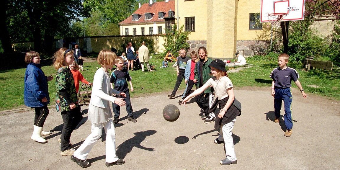 Skolerne bliver igen indtaget af eleverne, når børnene mandag vender tilbage til en næsten helt almindelig skoledag. (Arkiv)