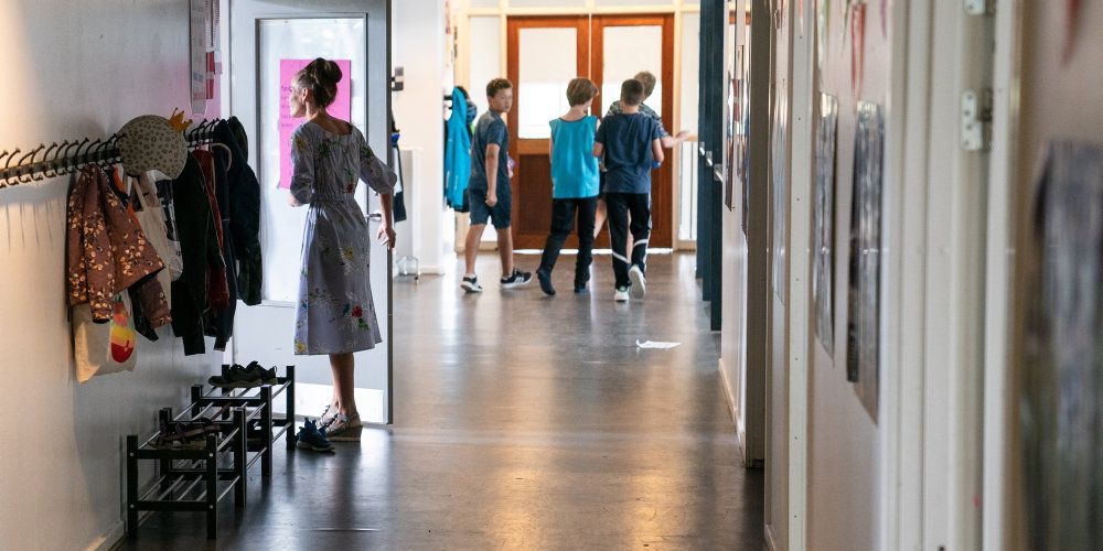 Skolerne åbner mandag morgen efter sommerferien. Coronarestriktioner er lempet en smule, siden eleverne var i skole før ferien. (Arkivfoto)
