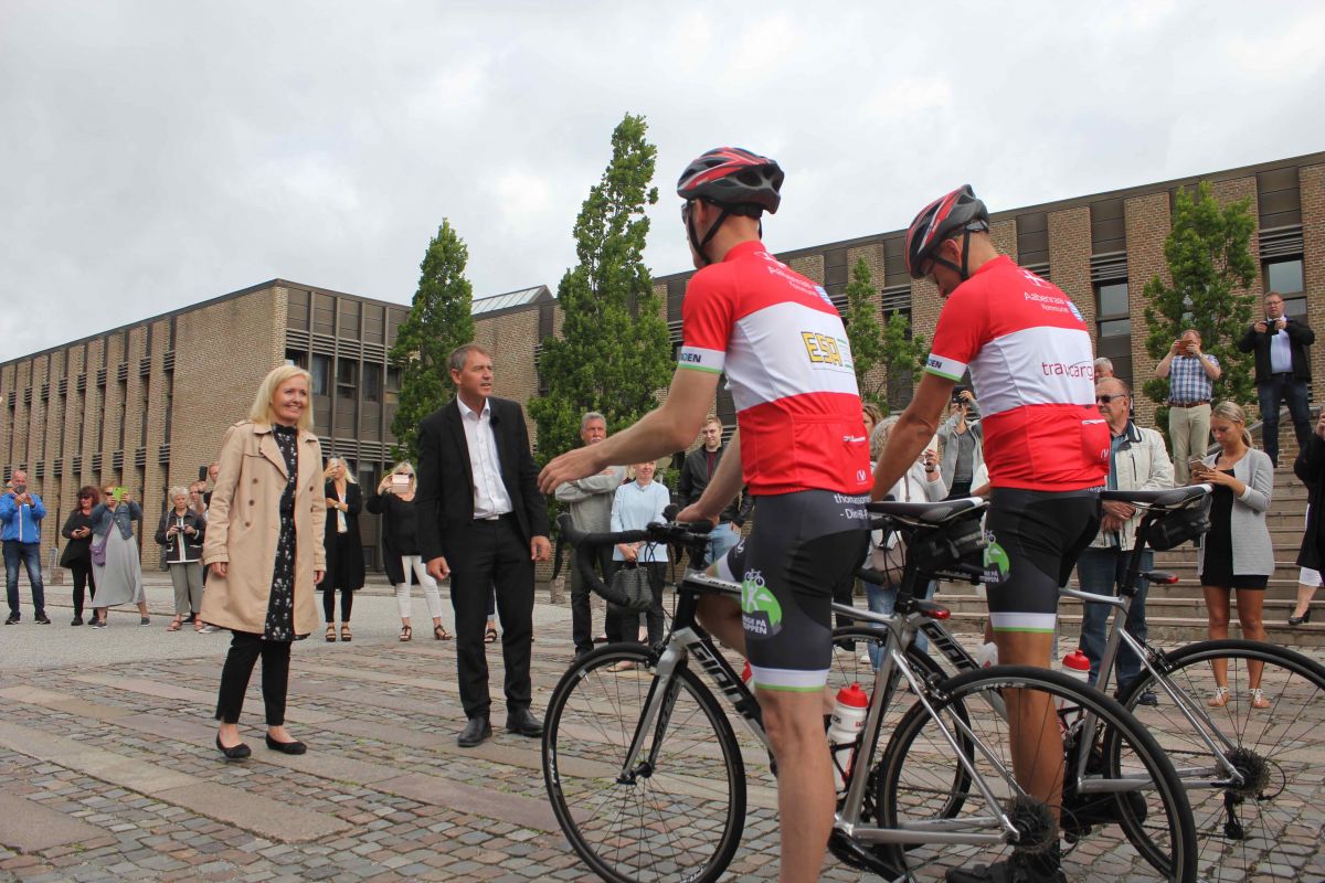 Der har været fart i pedalerne i Aabenraa Kommune. Ifølge borgmester Thomas Andresen (V) i midten af billedet, skyldes byens positive udvikling på det socioøkonomiske område blandt andet et aktivt fokus på udvikling og en ambitiøs beskæftigelsesindsats.