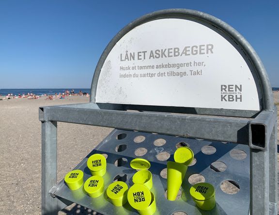 De her askebægre, som strandgæster i København kan låne på stranden, opfordrer jo nærmest til at ryge, mener sundheds- og omsorgsborgmesteren.