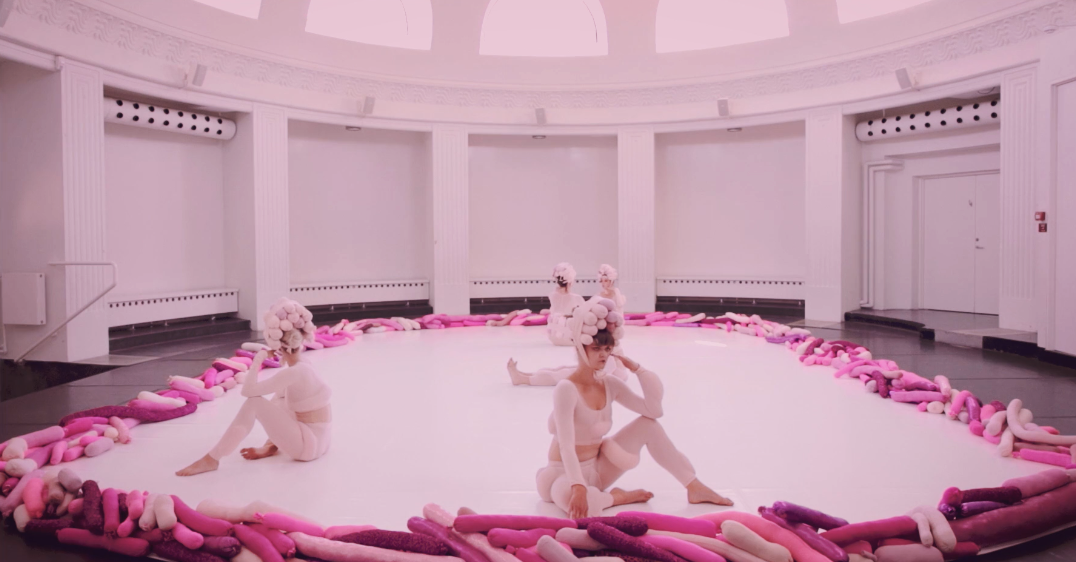 Billedet er fra danseforestillingen VOMP af Gunilla Lind Danseteater, som indleder debatten "HVORFOR SLIPPER SUNDHEDSSEKTOREN IKKE KUNSTEN LØS?".