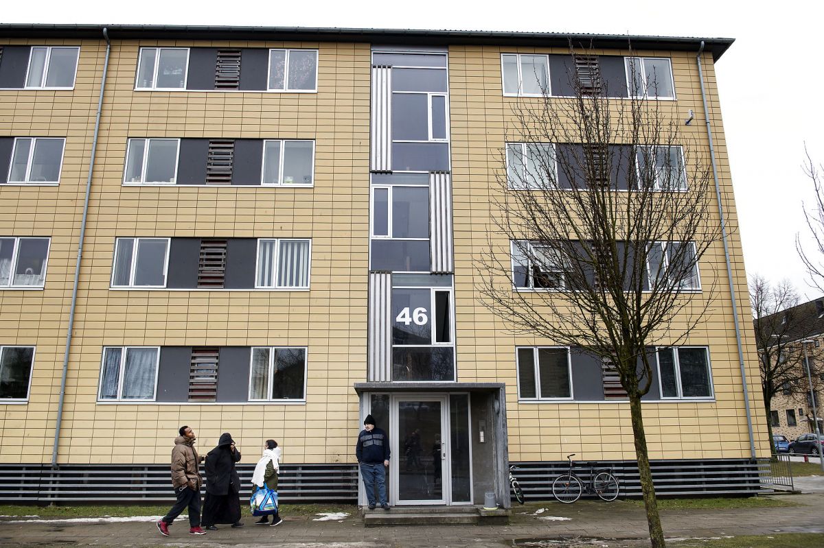 Blandt andre unge mellem 16-18 år - her i det udsatte boligområde Motalavej i Korsør - skal have mere hjælp til at komme i job eller uddannelse. Det mener De Radikale.