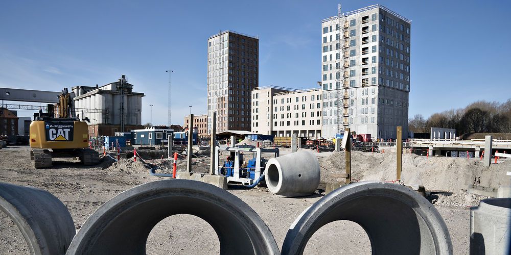 Der bliver bygget på livet løs i landets kommuner, efter regeringen valgte at ophæve kommunernes anlægsramme for 2020. Kommunerne tager den store byggelyst med ind i 2021, hvor de trods en forøgelse af anlægsrammen på 2,6 milliarder kun efter stort pres overholder anlægsrammen i budgetterne.