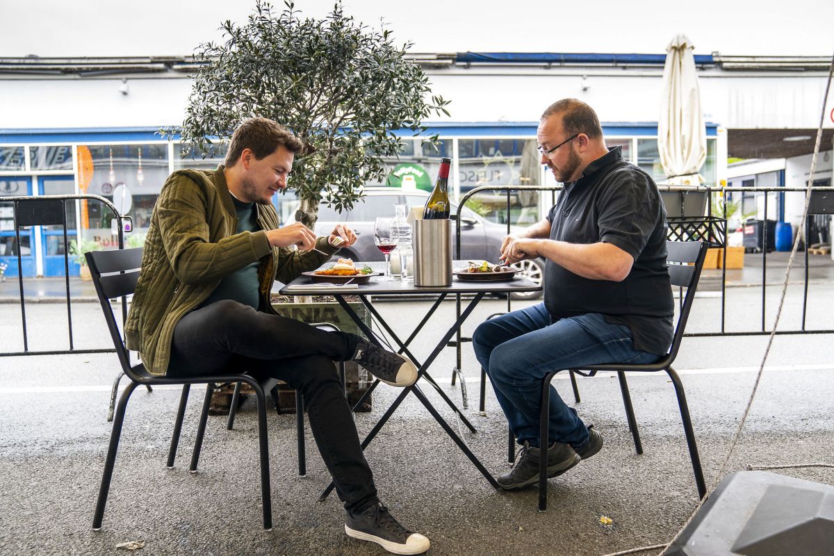 Det vil være godt, hvis udeservering kan blive tilladt året ud, mener restauratør.