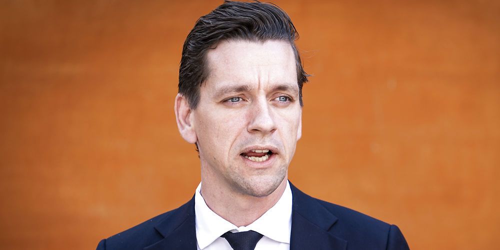Det var en røverhistorie, som boligminister Kaare Dybvad (S) kom med for nylig, da han påstod at en eller flere fynske landkommuner havde lokket arbejdsløse til at flytte til Vollsmose ved at tilbyde dem et farvefjernsyn.