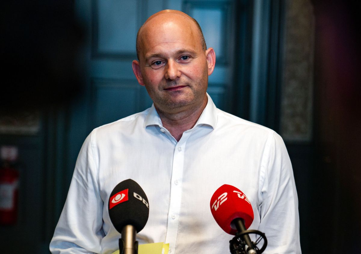 "Det er en meget enkel proces. Når man har uddannelsen (til sosu-hjælper, red.), så kan man blive autoriseret. Det skal man søge om, og det koster 300 kroner," siger Konservatives formand Søren Pape Poulsen.