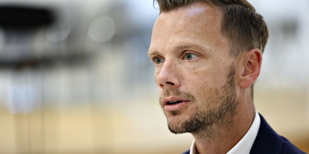 30.000 personer vil benytte muligheden for arbejdsfordeling, siger  Peter Hummelgaard (S).  Det er om måneden, oplyser Beskæftigelsesministeriet.