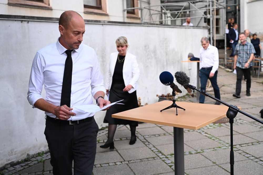 Sundheds- og Ældreminister Magnus Heunicke (S) ankommer til en pressebriefing om coronasituationen. I øjeblikket stiger smitten, og det er bekymrende, lyder det fra ministeren og myndighederne.