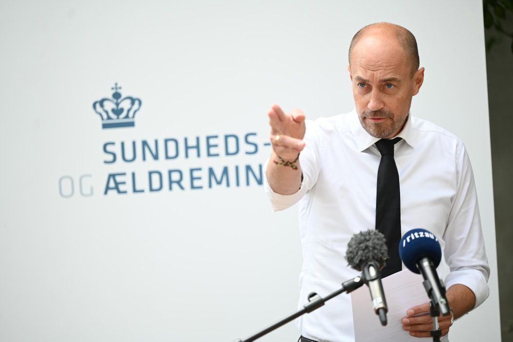 På et pressemøde fredag mindede sundheds- og ældreminister Magnus Heunicke (S) om at huske på de gode vaner for at forhindre spredningen af coronasmitte.