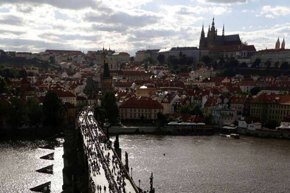 Karlsbroen i Prag er blandt byens kendte seværdigheder. Torsdag kan Udenrigsministeriet ændre rejsevejledning for Tjekkiet på grund af stigende smitte.