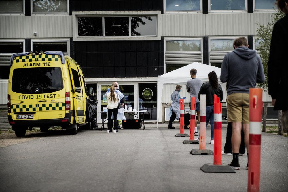 Et politisk flertal er klar til at hjælpe forældre, som er tvunget til at blive hjemme hos børn, der er sendt hjem, mens de venter på en coronatest. (Arkivfoto)