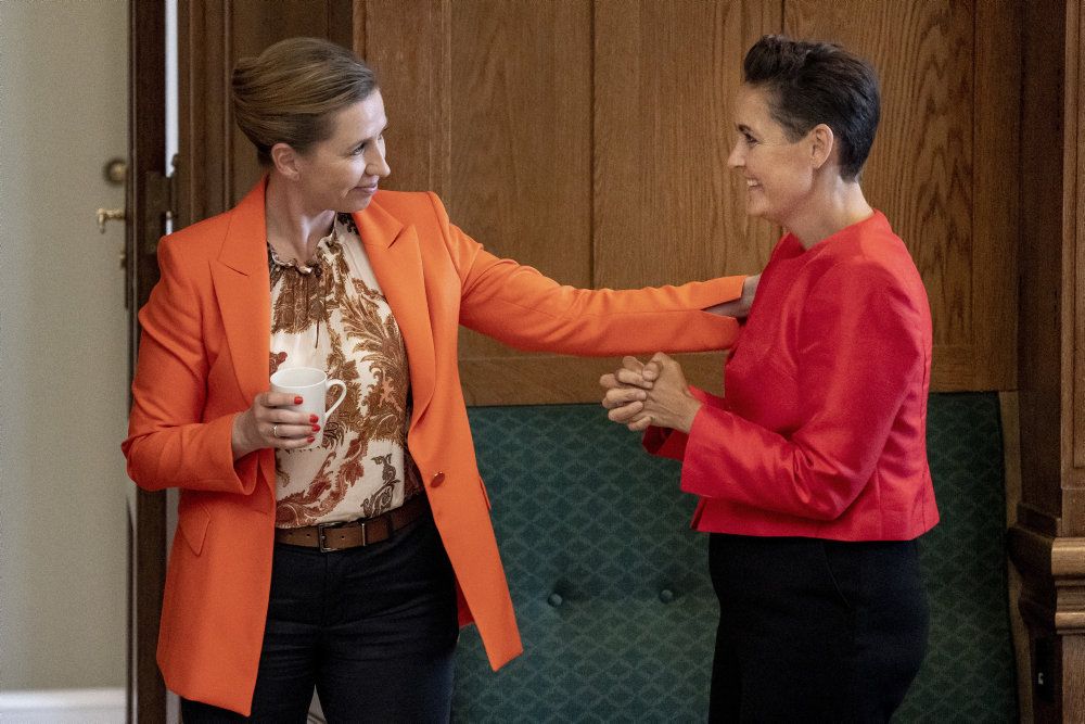 SF-formand Pia Olsen Dyhr (th.) har ikke meget til overs for statsminister Mette Frederiksens (S) forklaring på, hvorfor hun er blevet modstander af et forbud mod religiøs omskæring. (Arkivfoto)