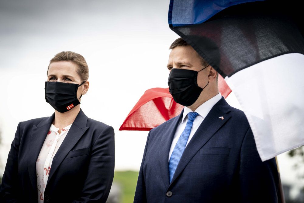 Statsminister Mette Frederiksen (S) hilste på Estlands premierminister, Jüri Ratas, på Tapa Army Base i Estland. Mette Frederiksen var fredag på sit første besøg hos danske soldater. Det foregik hos de cirka 200 danske soldater, der som del af en Nato-styrke skal afskrække Rusland fra angreb på Baltikum.