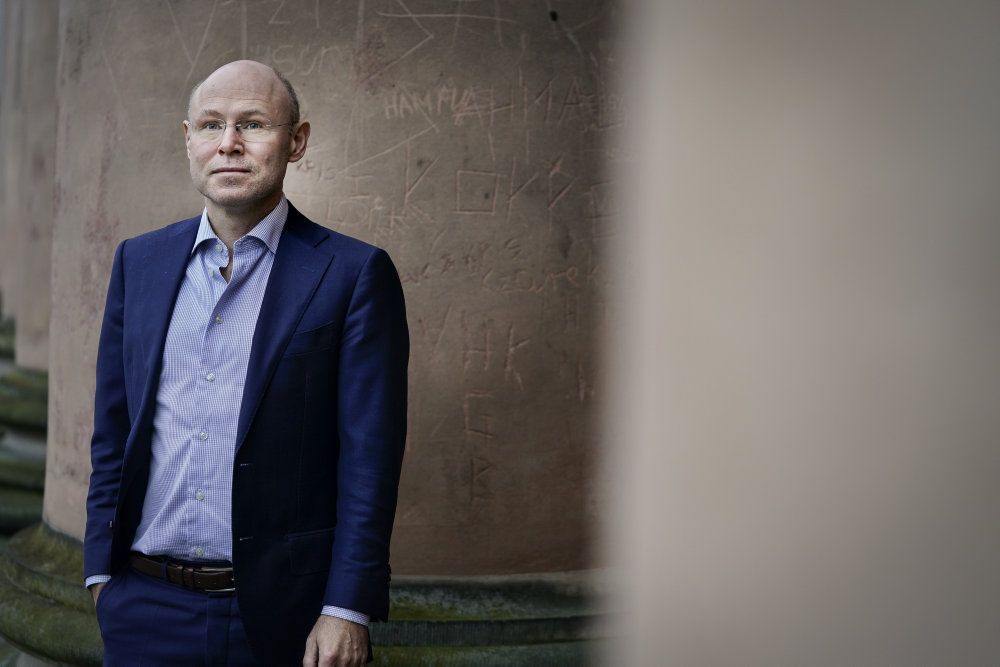 Ombudsmand Niels Fenger frygter, at praksis er blevet, at der kan gå helt op til fem og seks måneder fra domsafsigelse, indtil Familieretshuset giver fædrene det samvær, de har krav på.