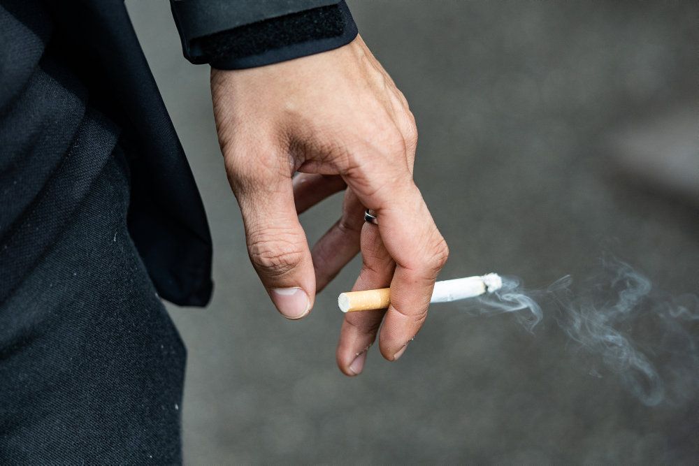 På nuværende tidspunkt er der nogle få virksomheder, der ser ud til at have sendt flere cigaretter på markedet med den gamle afgift på cigaretter end tilladt. Det kan udløse regninger for 10 millioner kroner, vurderer Skattestyrelsen.