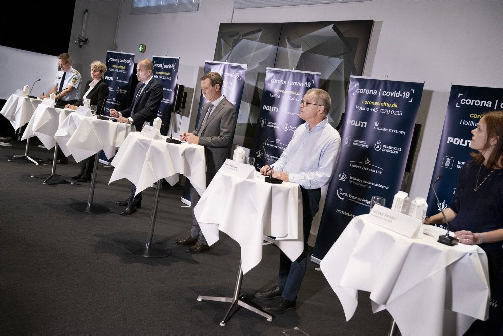 Repræsentanter fra regeringen og sundhedsmyndighederne fortæller på et pressemøde tirsdag, at der bliver indført skærpede restriktioner, som særligt gælder hovedstadsområdet. Det betyder blandt andet, at serveringssteder skal lukke allerede klokken 22.00.