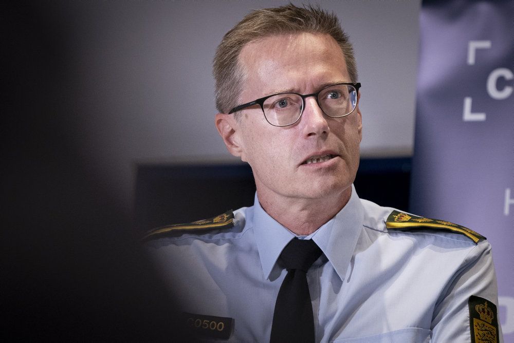 Rigspolitichef Thorkild Fogde siger på et pressemøde mandag, at politiet vil dukke op, hvis der bliver afholdt en såkaldt piratfest et offentligt sted. (Arkivfoto).