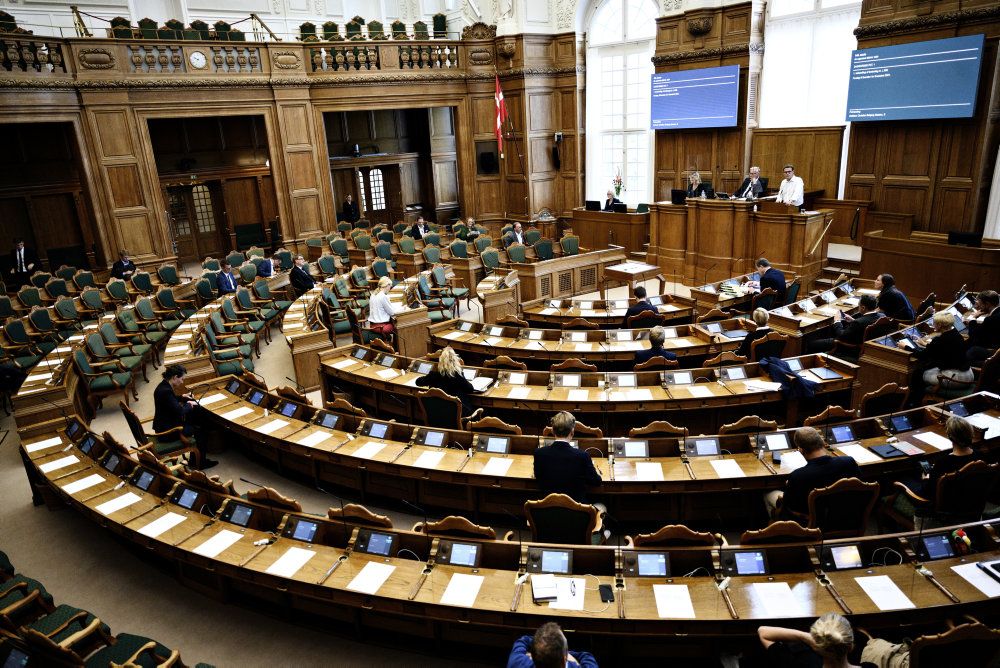 Blandt de mange danskere i kinesisk database er ifølge Jyllands-Posten justitsminister Nick Hækkerup og Barbara Bertelsen, der er departementschef i Statsministeriet.