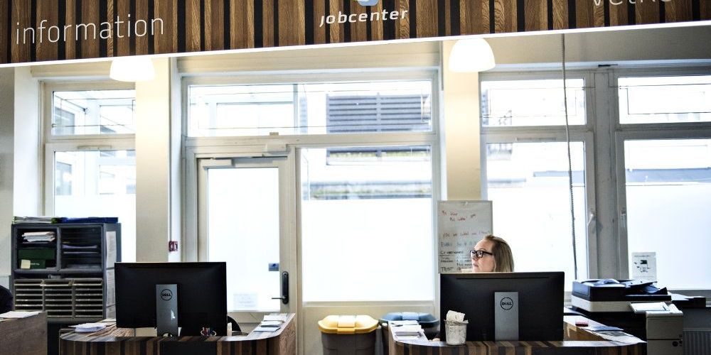 Jobcentrene må fortsætte med aftaler digitalt eller telefonisk resten af året. (Arkivfoto)